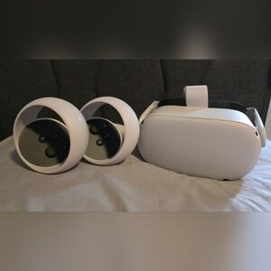 Oculus Standalone VR Headset with White Controllers